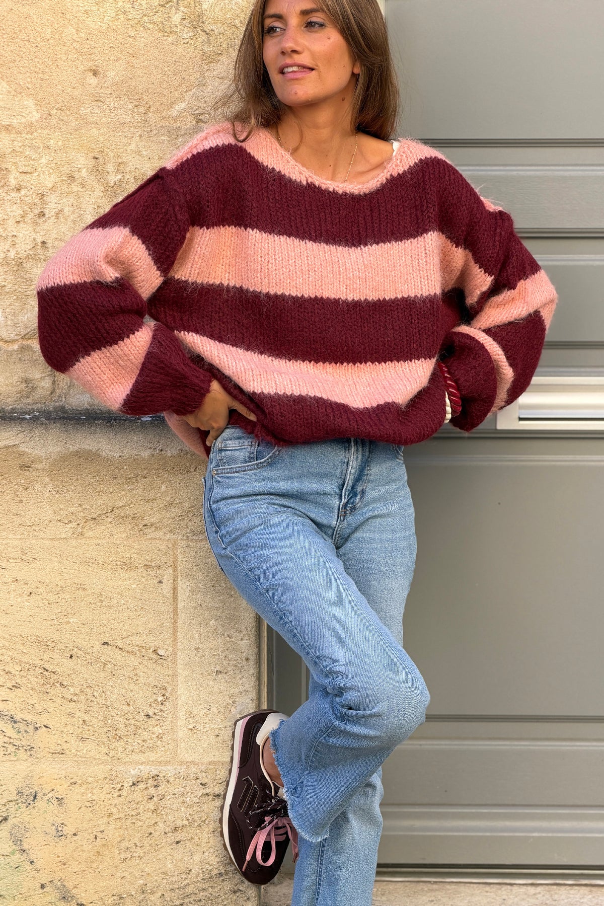 Pull moelleux en grosse maille rayures rose et aubergine col bateau