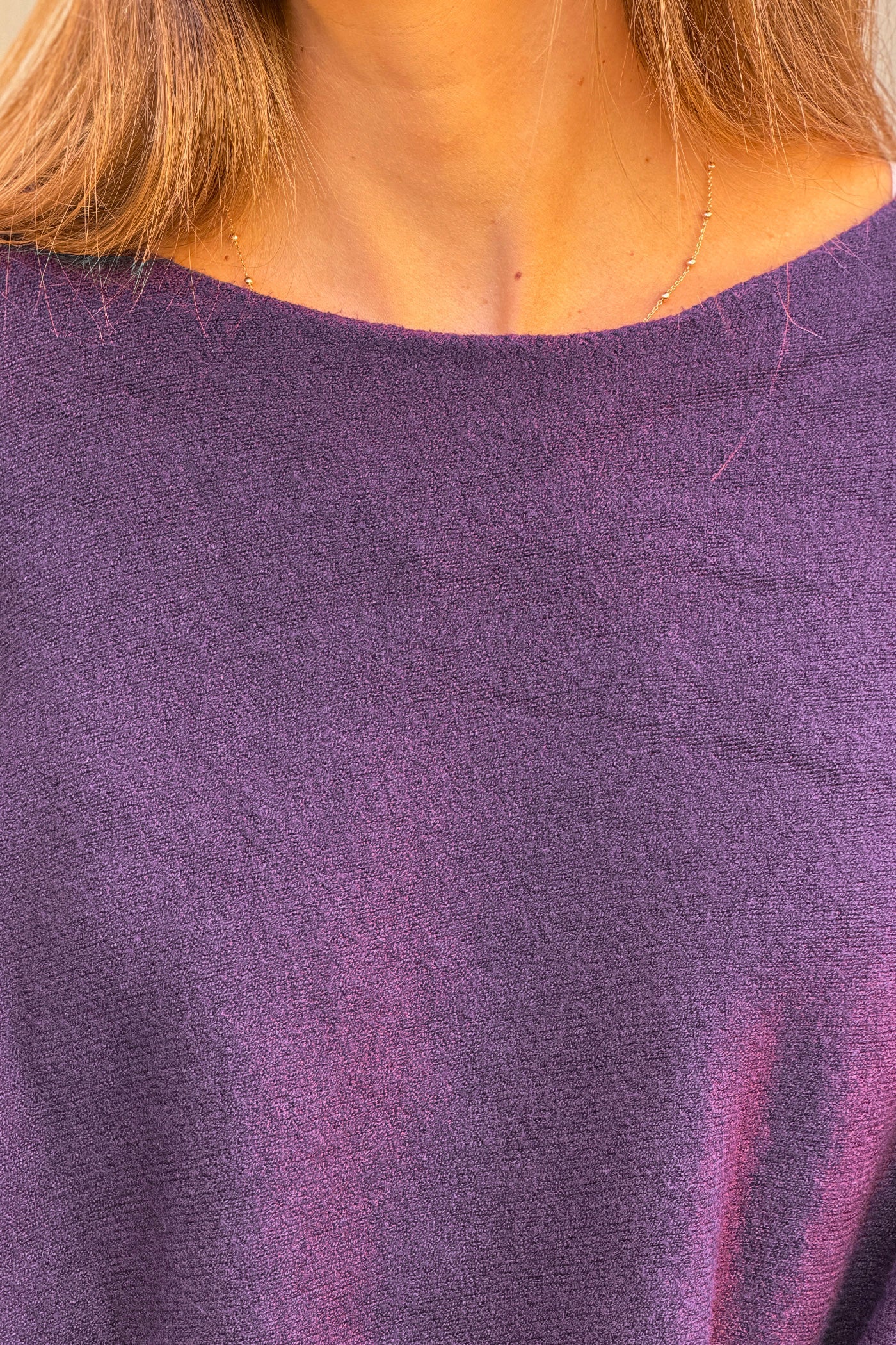 Pull moelleux et doux aubergine à manches chauve-souris col rond