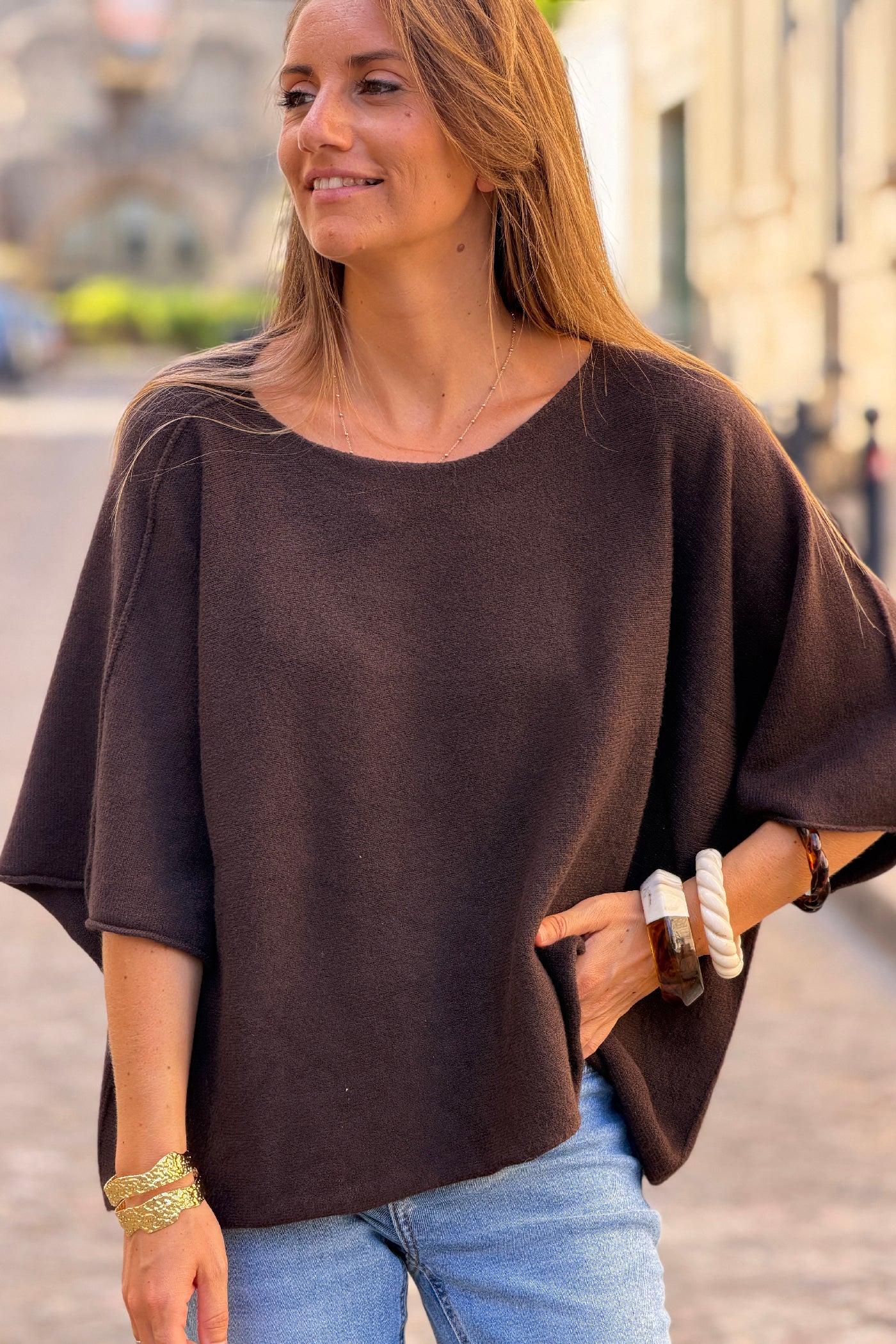 Pull moelleux et doux marron à manches chauve-souris col rond
