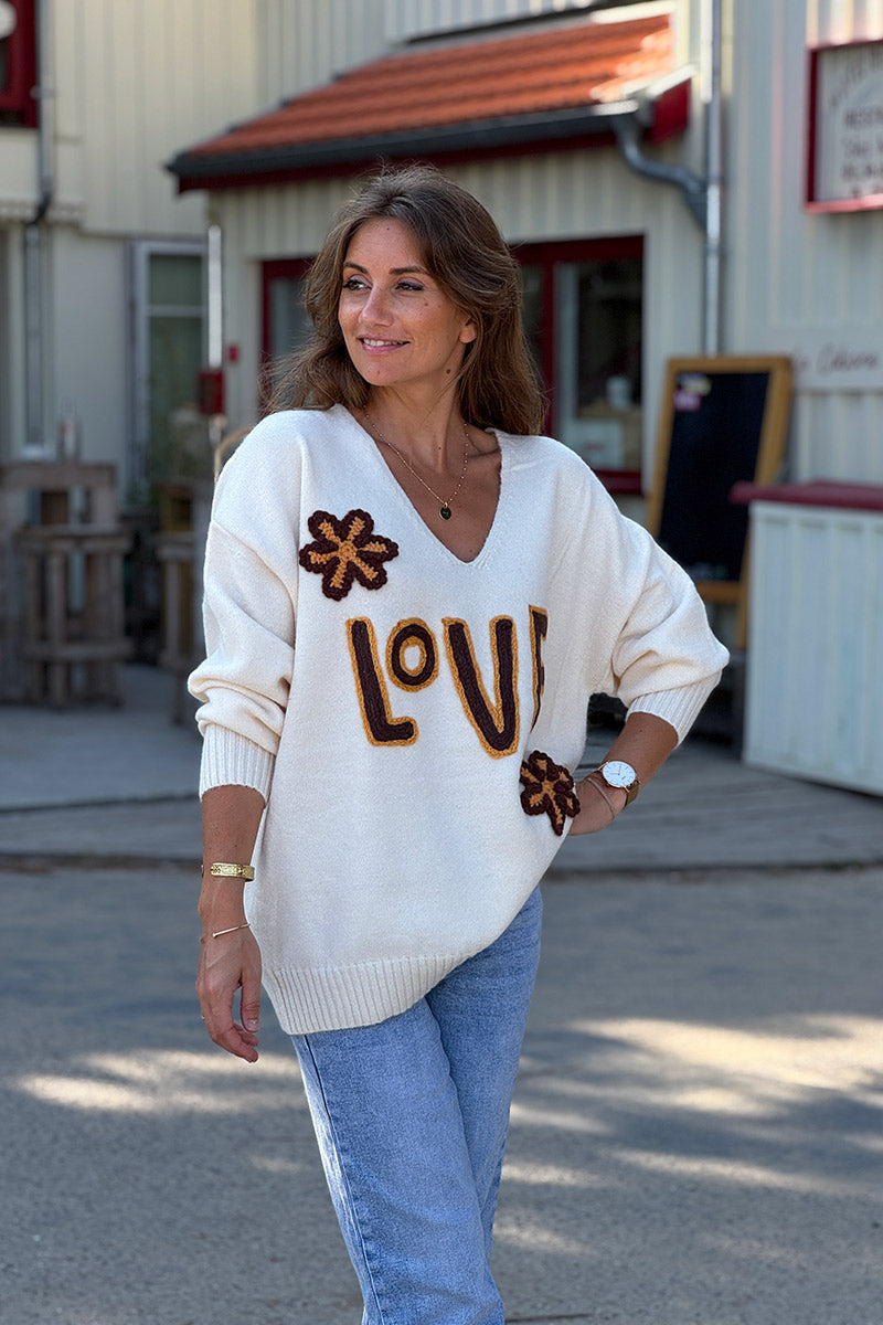 Pull moelleux et large beige en petite maille broderie LOVE et fleurs marron