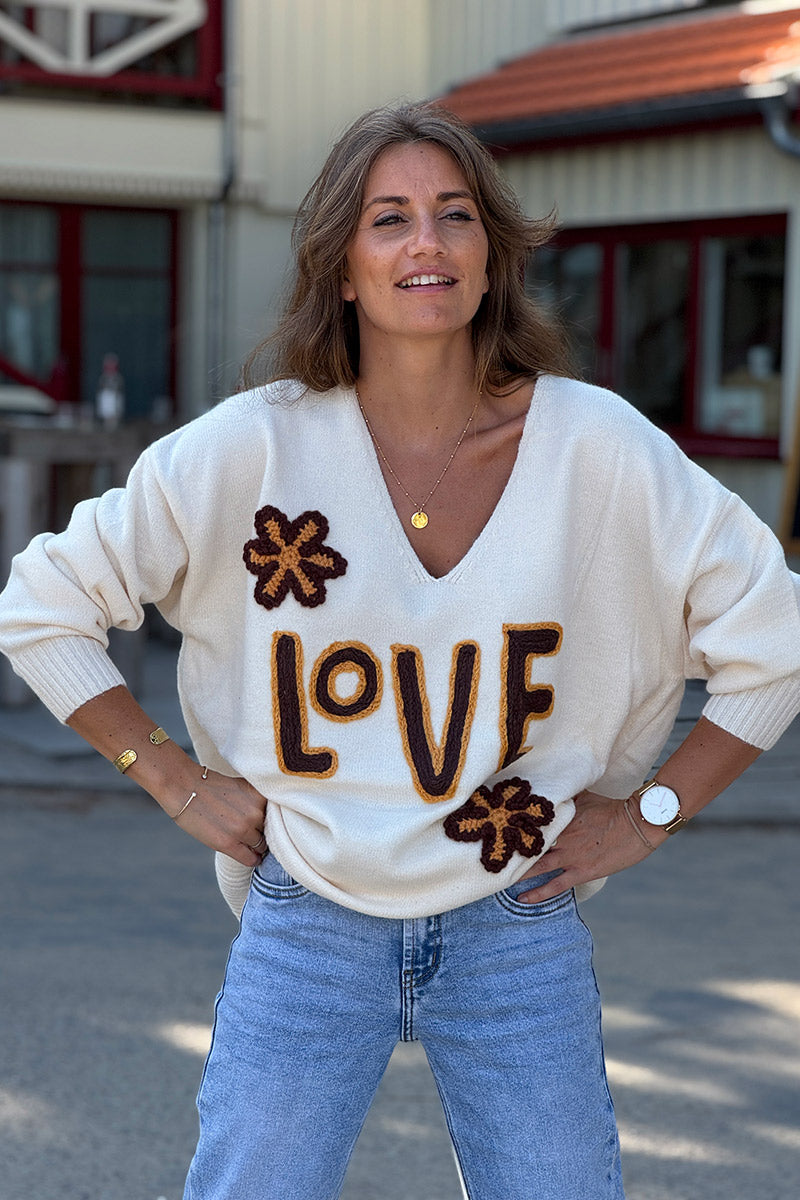 Pull moelleux et large beige en petite maille broderie LOVE et fleurs marron