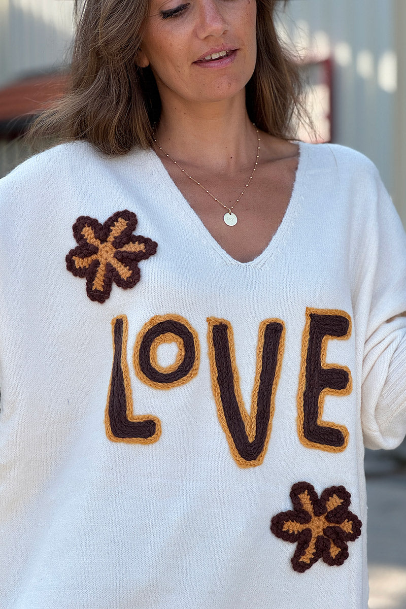 Pull moelleux et large beige en petite maille broderie LOVE et fleurs marron