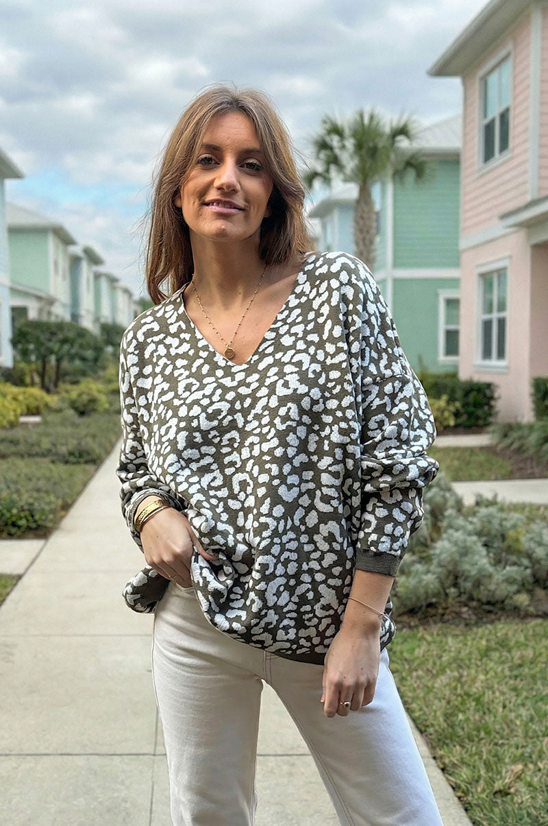 Pull moelleux kaki petite maille motifs léopard col v