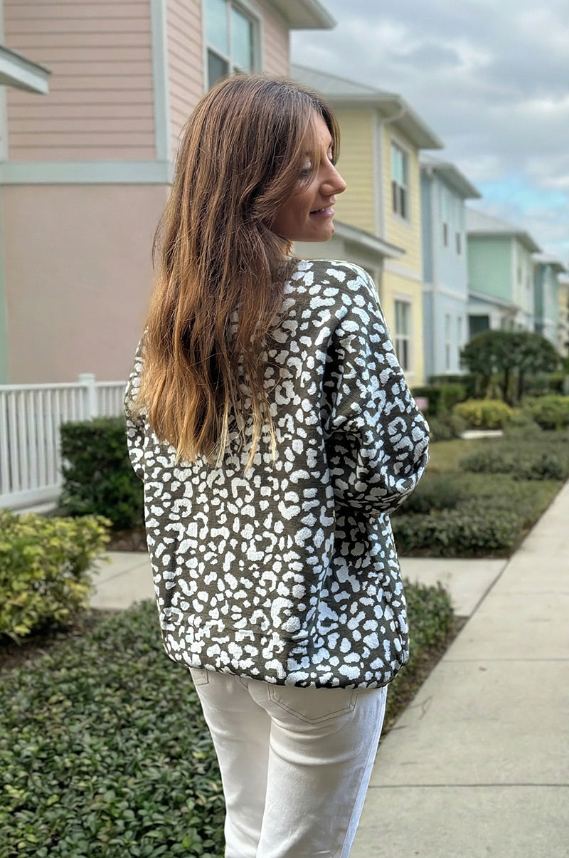 Pull moelleux kaki petite maille motifs léopard col v