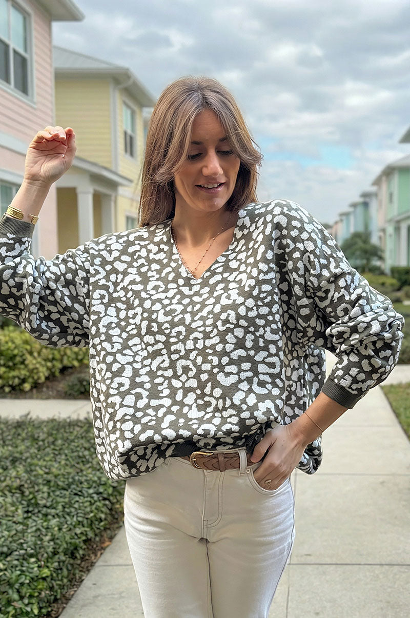 Pull moelleux kaki petite maille motifs léopard col v