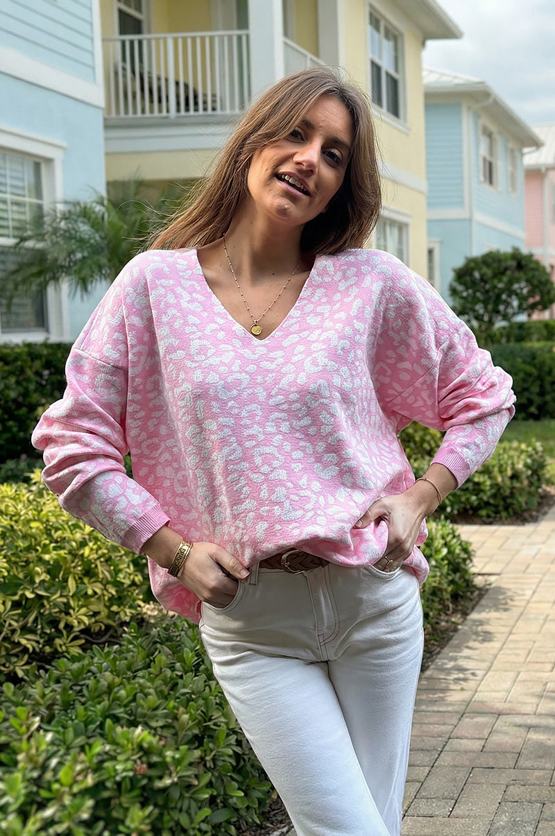 Pull moelleux rose petite maille motifs léopard col v