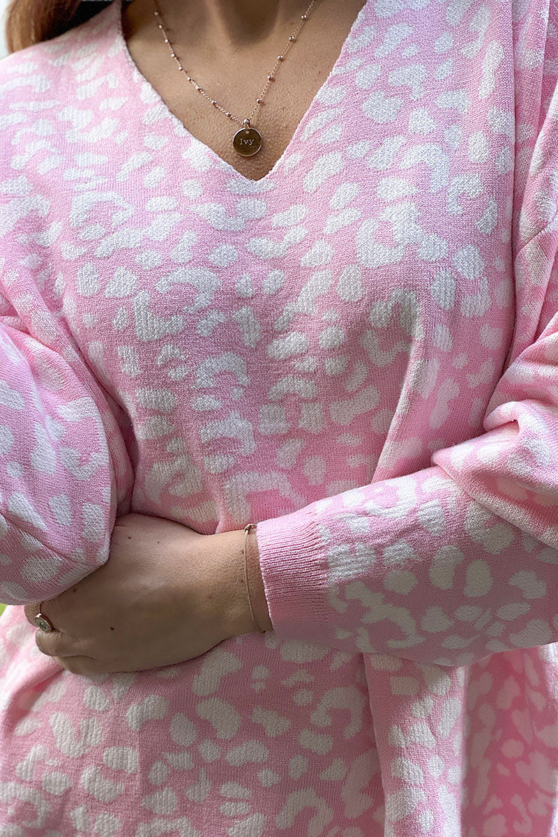 Pull moelleux rose petite maille motifs léopard col v