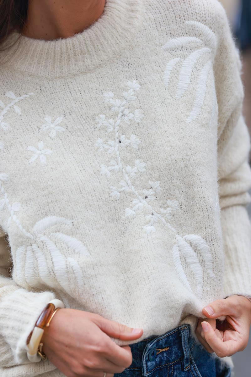 Pull moelleux tout doux en maille beige col rond broderie feuille et fleurs