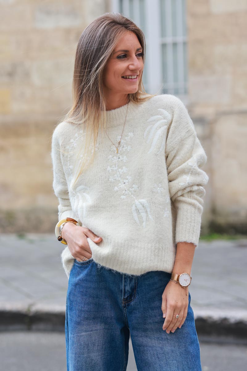 Pull moelleux tout doux en maille beige col rond broderie feuille et fleurs