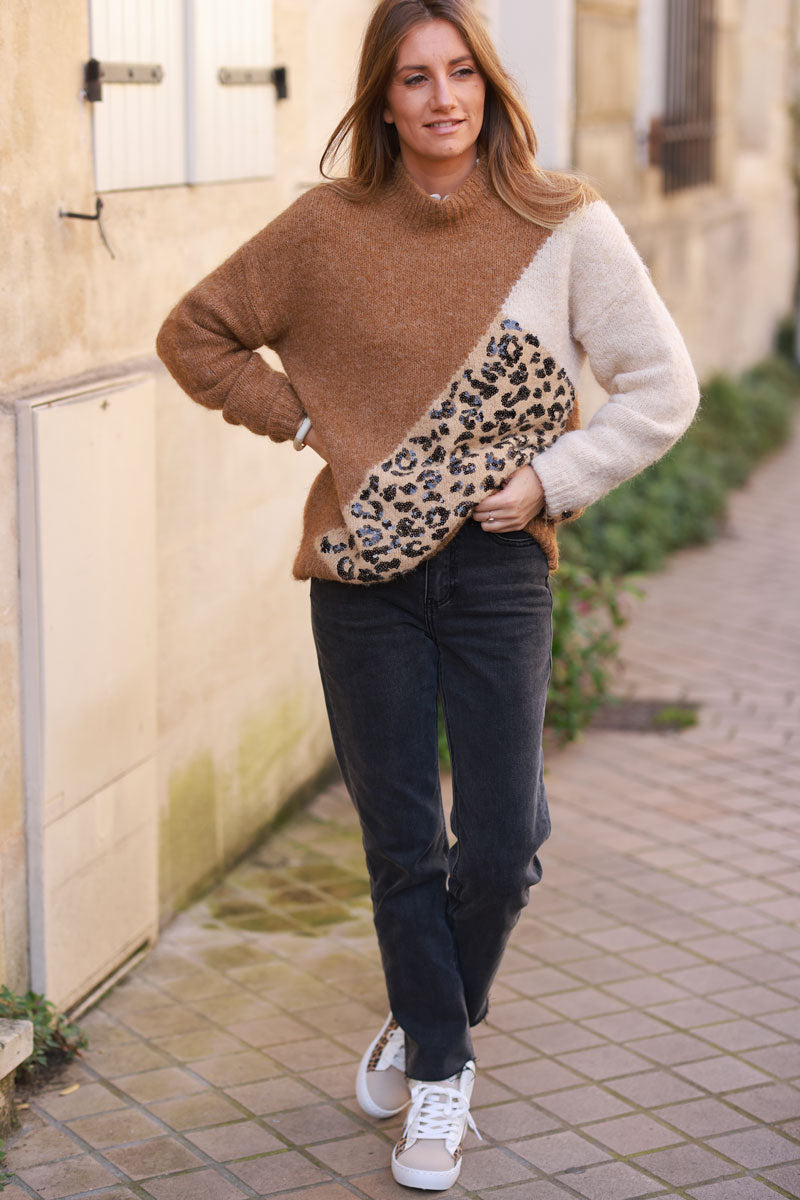 Jersey trío suave en camel crudo y cuello alzado de leopardo negro