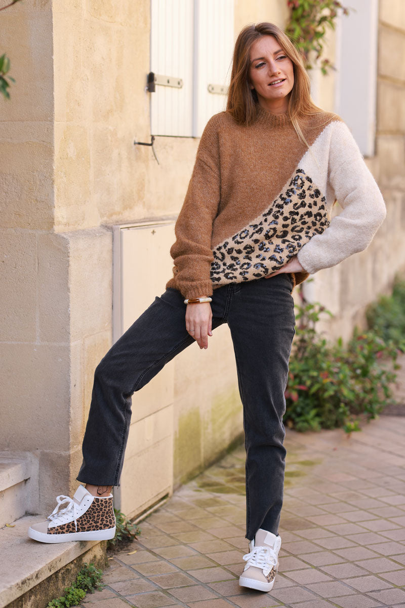 Jersey trío suave en camel crudo y cuello alzado de leopardo negro