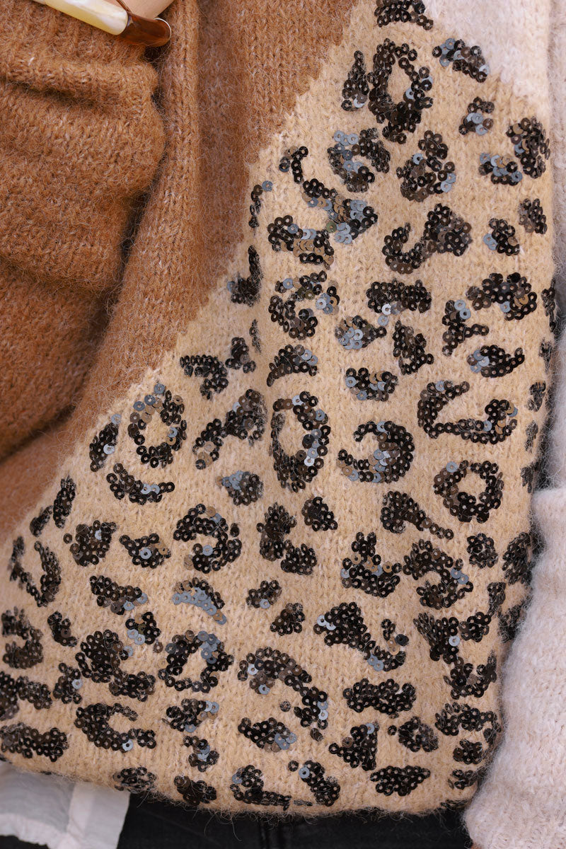 Jersey trío suave en camel crudo y cuello alzado de leopardo negro