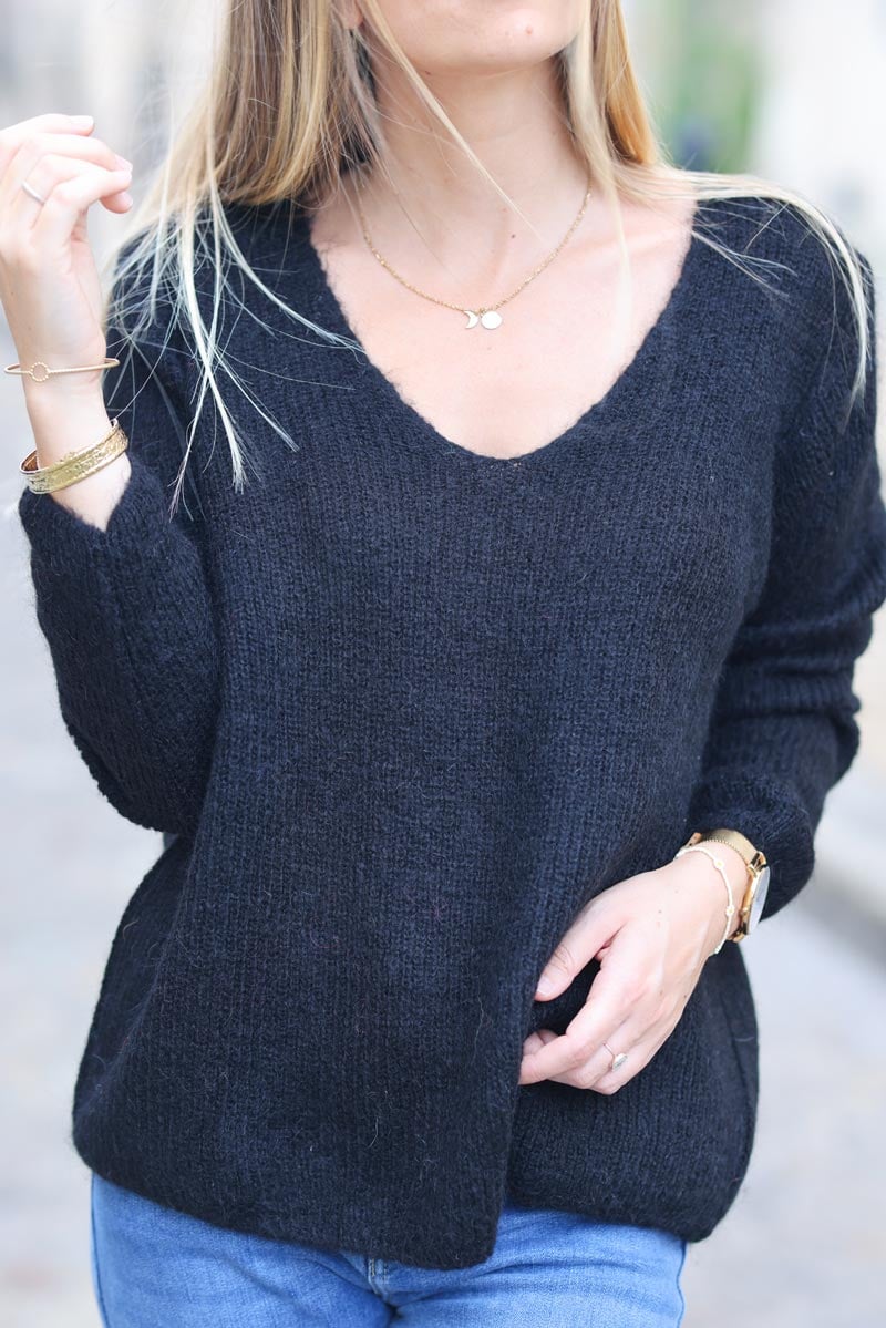 Pull noir coupe ajustee en petite maille col v H288 (1)