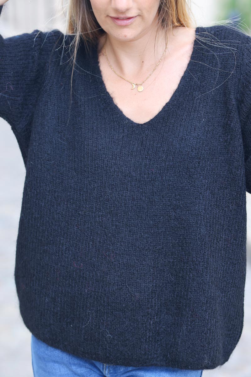 Pull noir coupe ajustee en petite maille col v H288 (1)