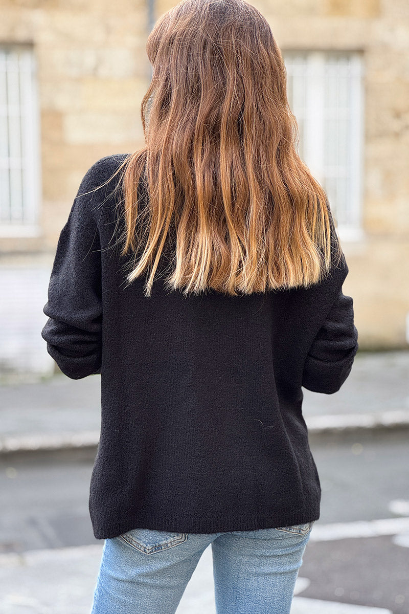 Pull noir en maille alpaga tout doux détail col v