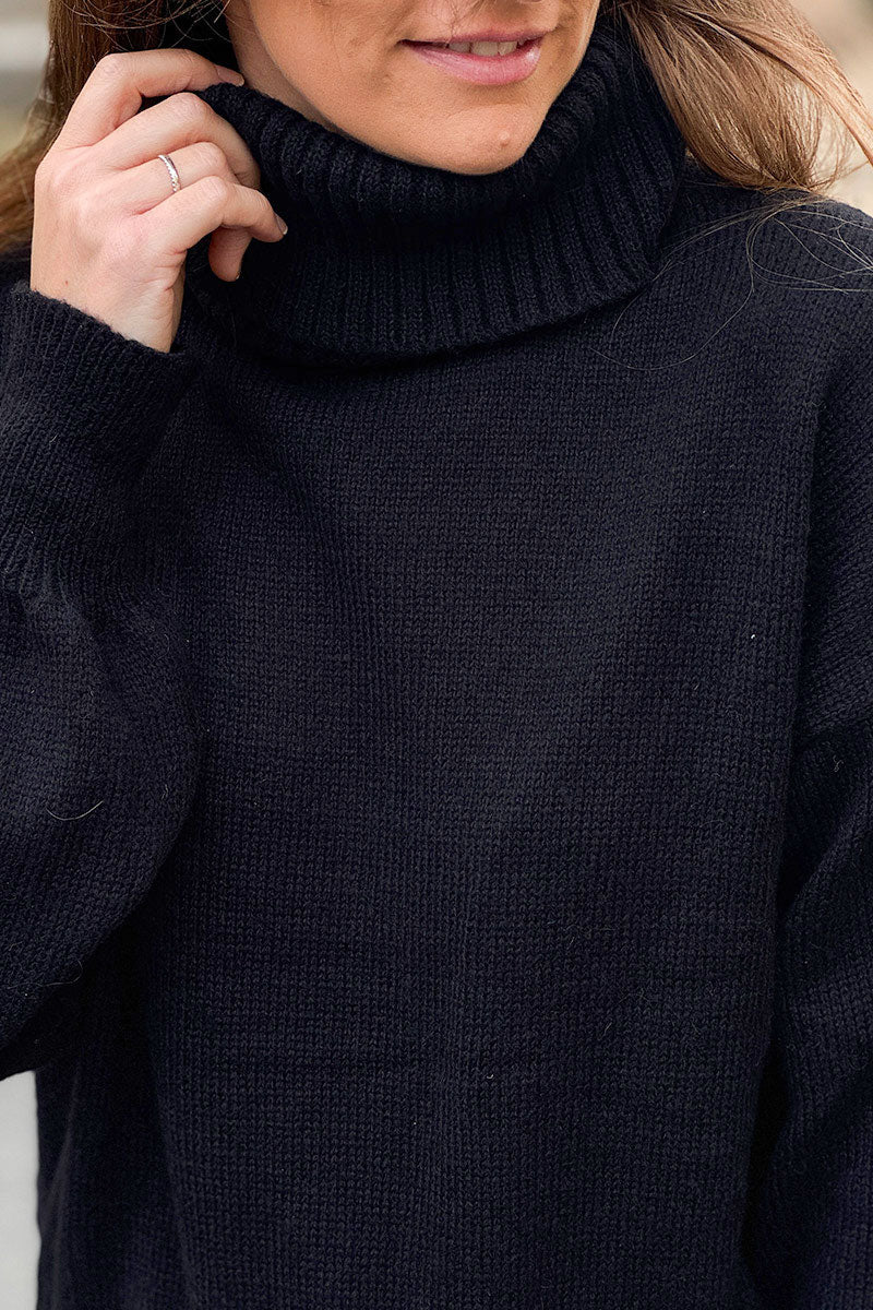Pull noir en maille col roulé côtelé et manches resserrées