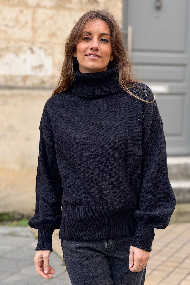 Pull noir en maille col roulé côtelé et manches resserrées