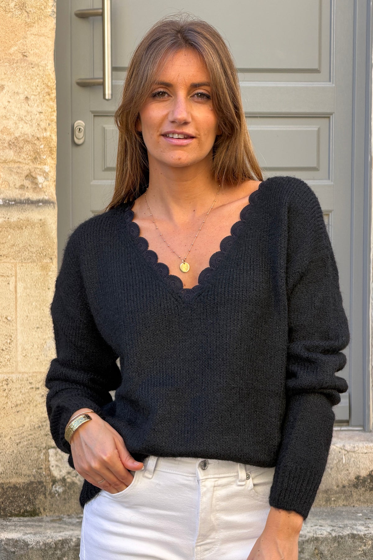 Pull noir en maille détail col dentelle rosaces