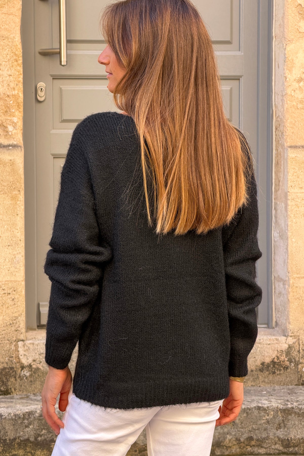 Pull noir en maille détail col dentelle rosaces