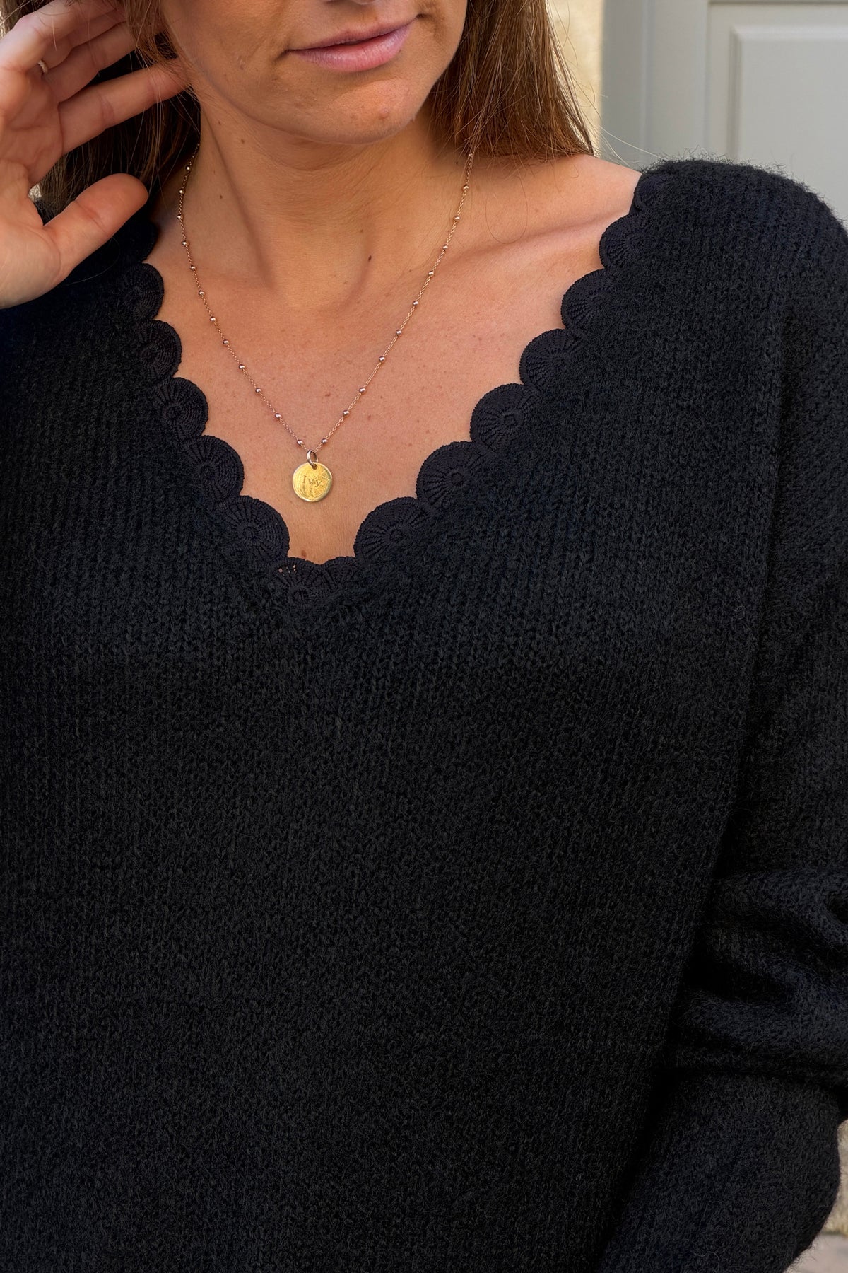 Pull noir en maille détail col dentelle rosaces