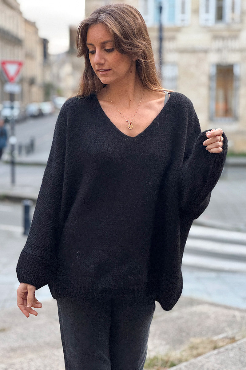 Pull noir en maille col v manches chauve souris