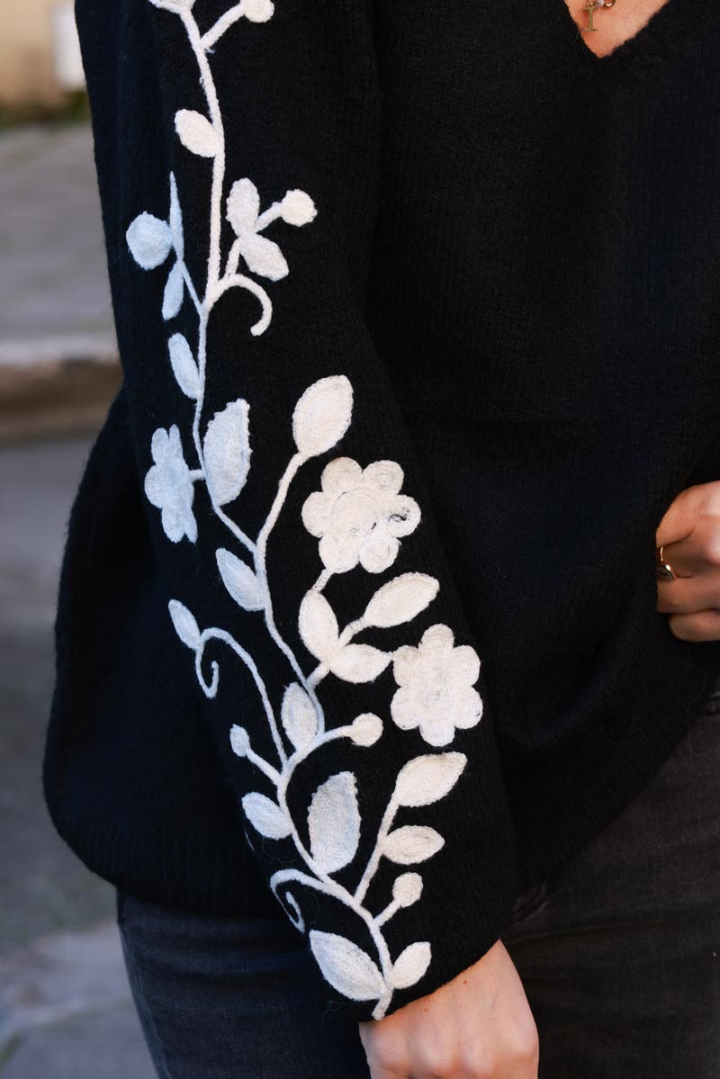 Pull noir maille douce broderie fleurs écrues sur les manches
