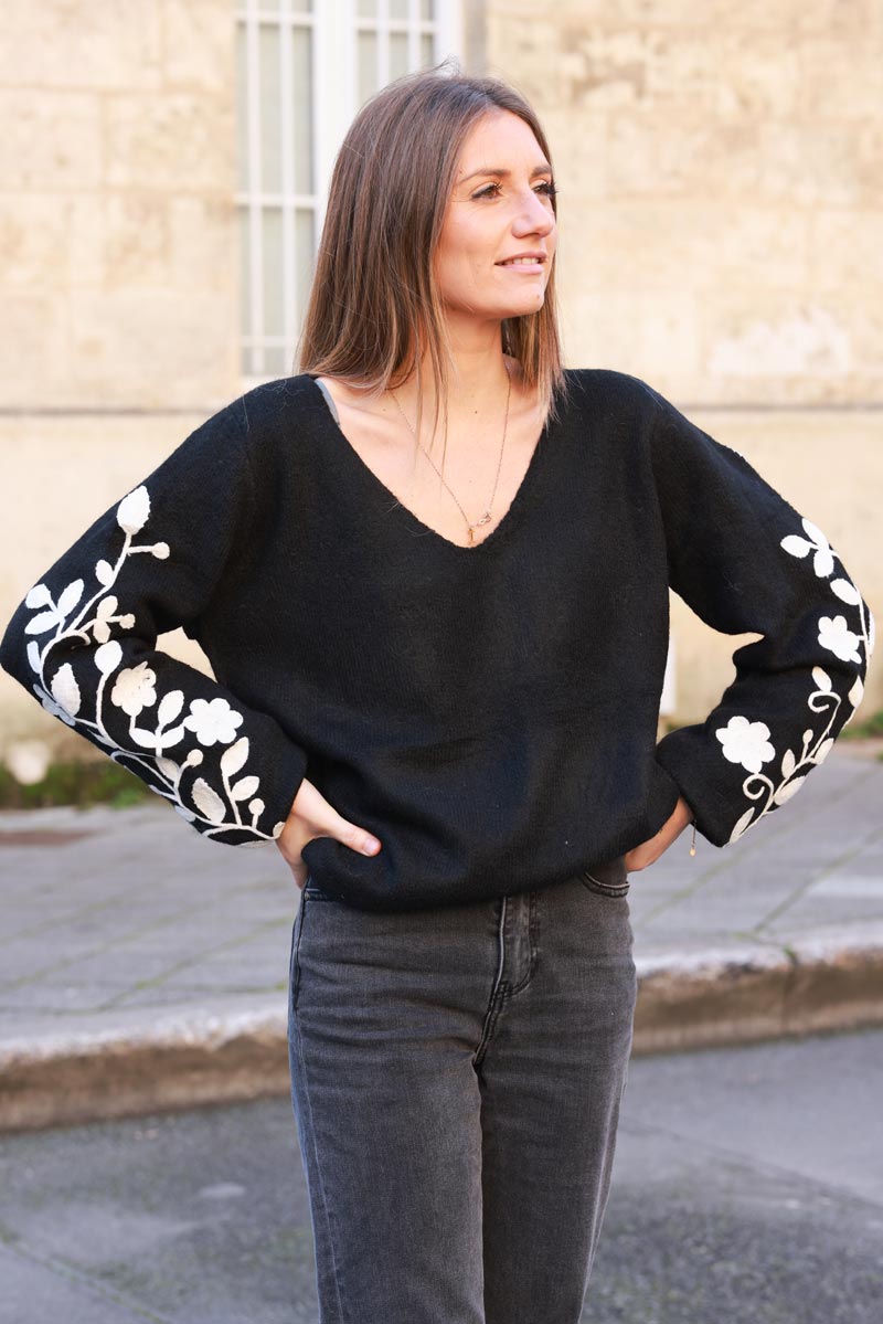 Pull noir maille douce broderie fleurs écrues sur les manches