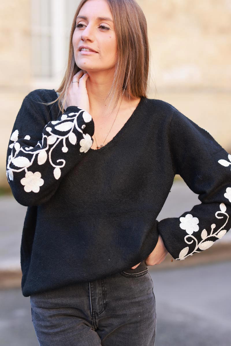 Pull noir maille douce broderie fleurs écrues sur les manches