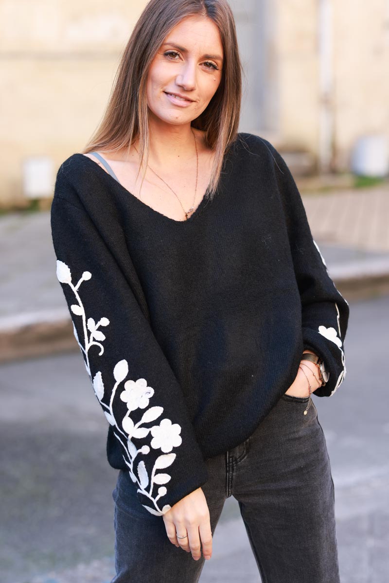 Pull noir maille douce broderie fleurs écrues sur les manches