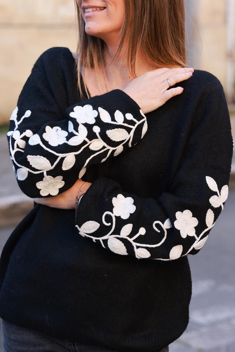 Pull noir maille douce broderie fleurs écrues sur les manches
