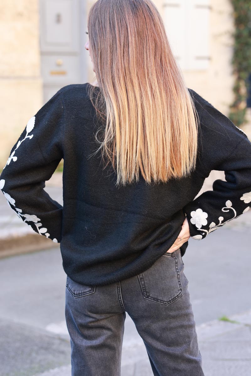 Pull noir maille douce broderie fleurs écrues sur les manches