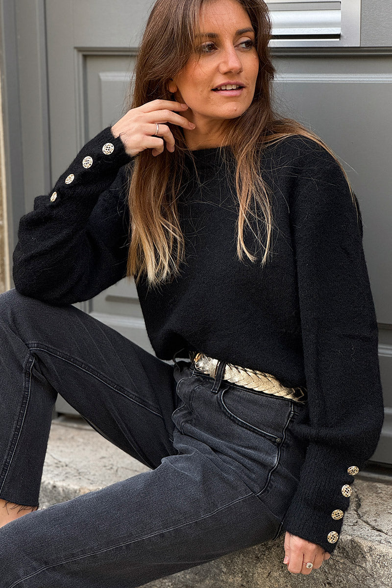 Pull noir moelleux col rond côtelé manches resserrées détails boutons dorés