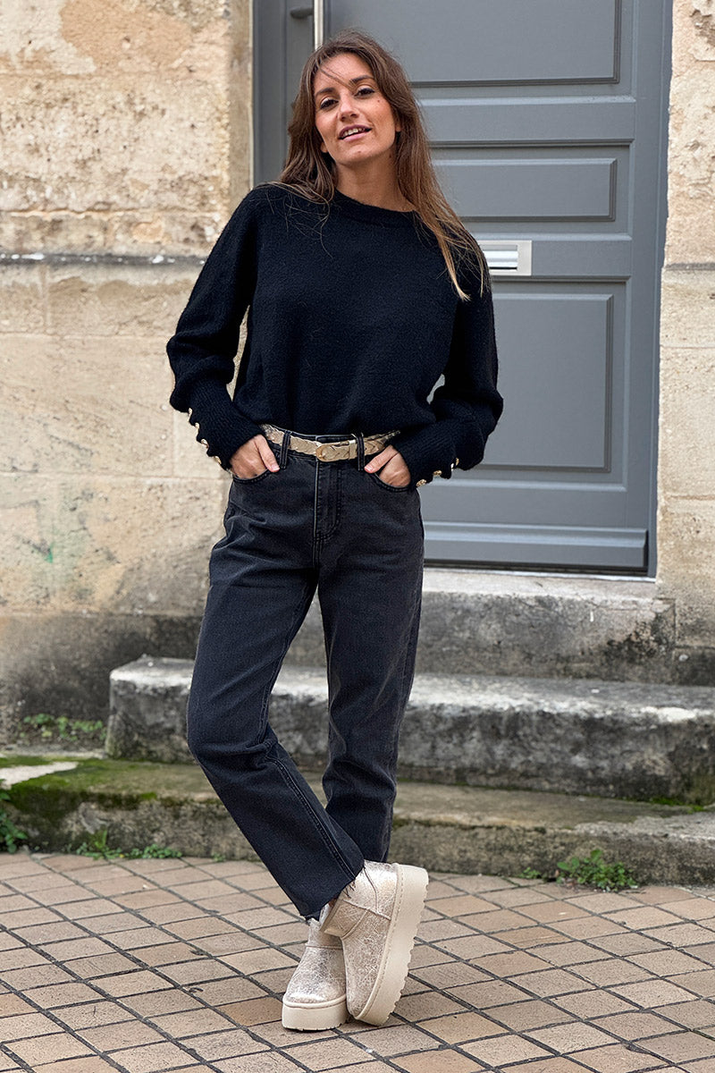 Pull noir moelleux col rond côtelé manches resserrées détails boutons dorés