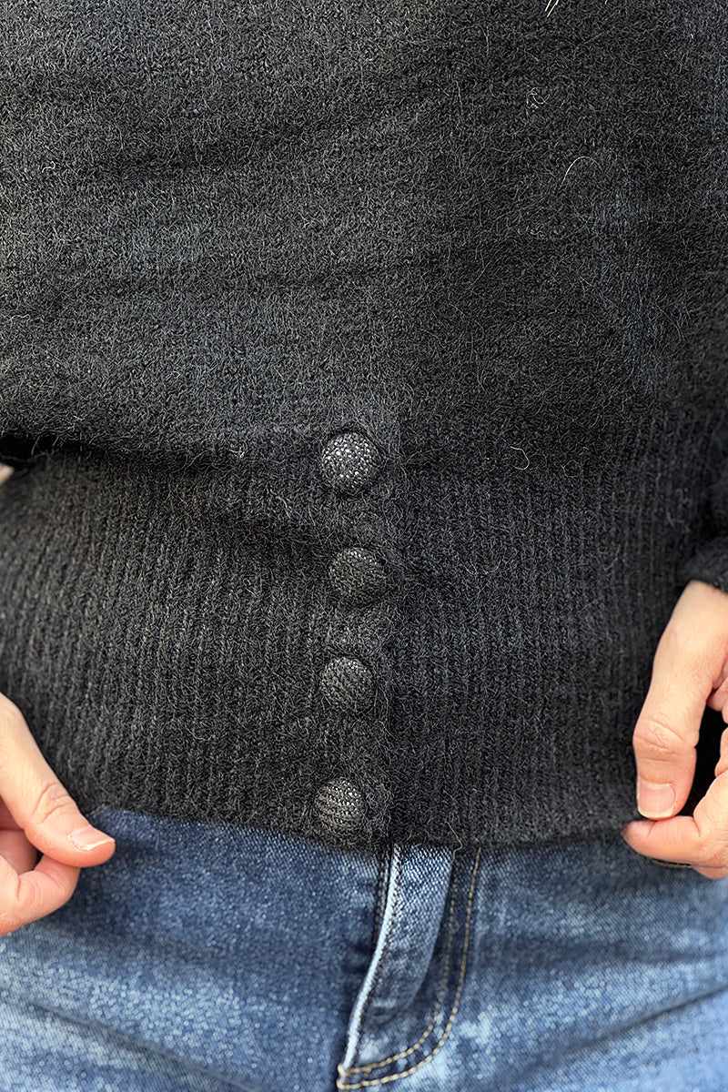 Pull noir moelleux en maille taille resserrée avec boutons