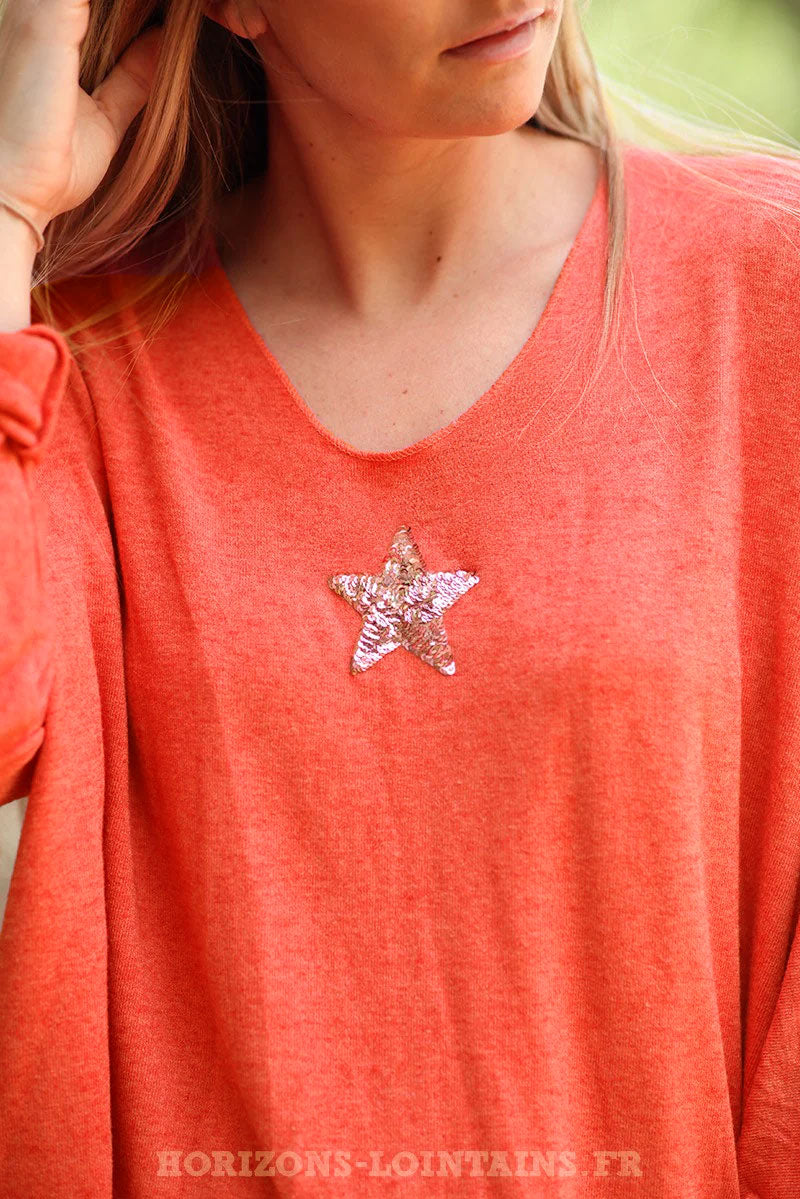Jersey naranja con cuello de pico y pequeña estrella de lentejuelas
