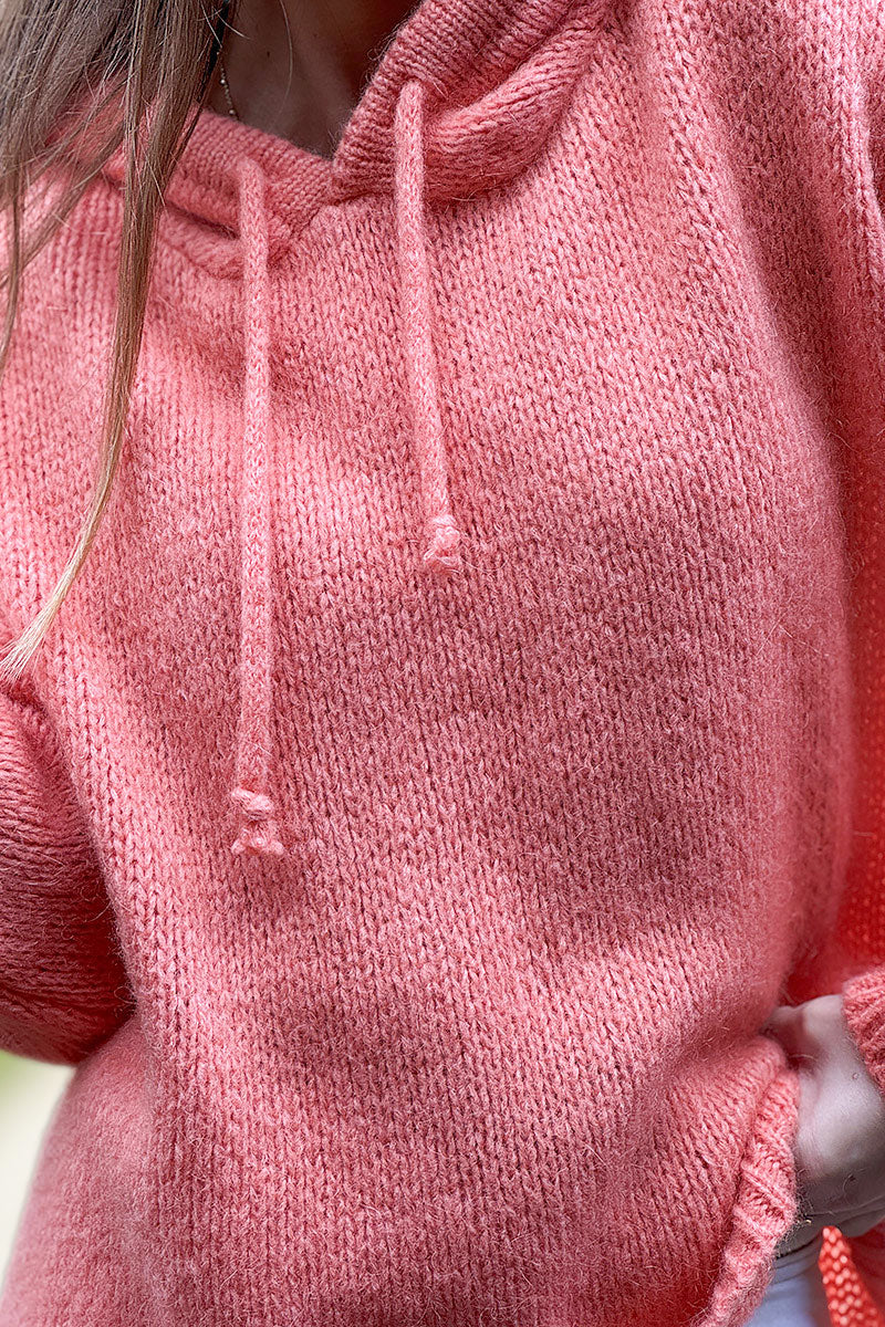 Pull orange pastel en maille mohair à capuche avec cordons