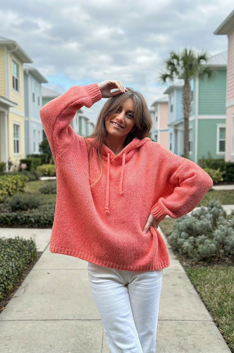 Pull orange pastel en maille mohair à capuche avec cordons