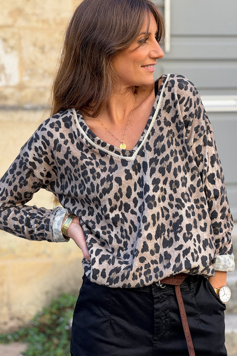 Pull en petite maille laine beige imprimé léopard