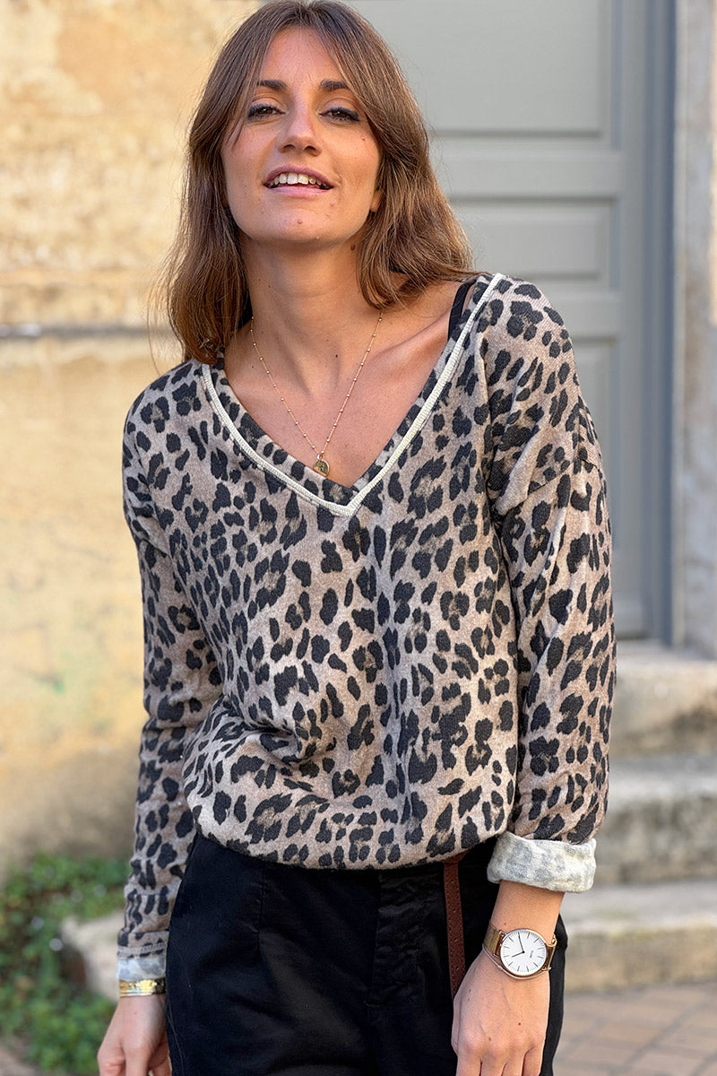 Pull en petite maille laine beige imprimé léopard