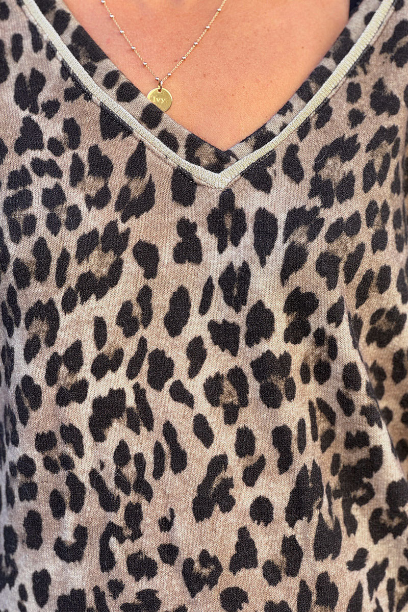 Pull en petite maille laine taupe imprimé léopard