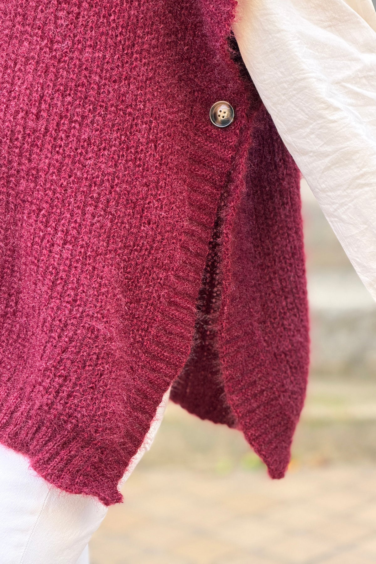 Pull poncho aubergine à boutons sur le coté col v maille mohair