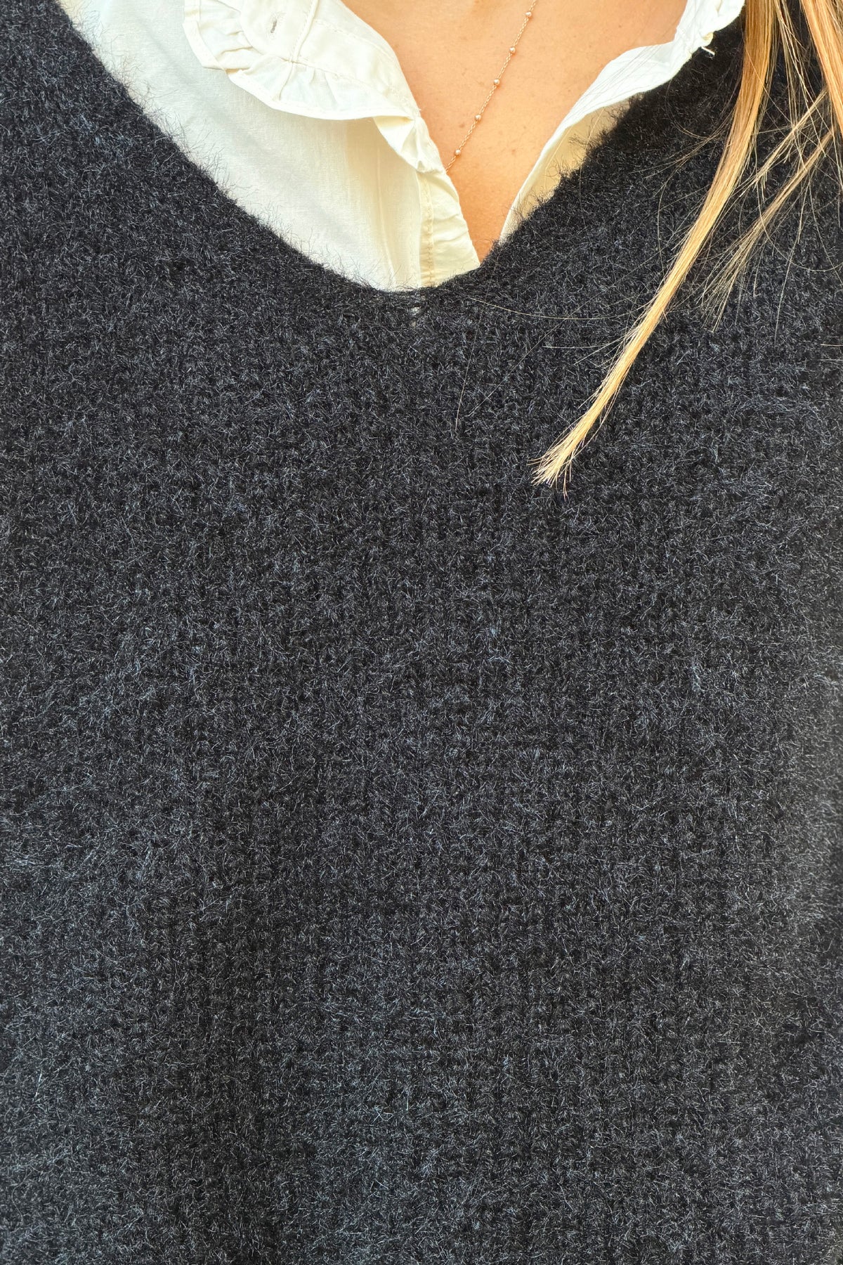 Pull poncho noir à boutons sur le coté col v maille mohair