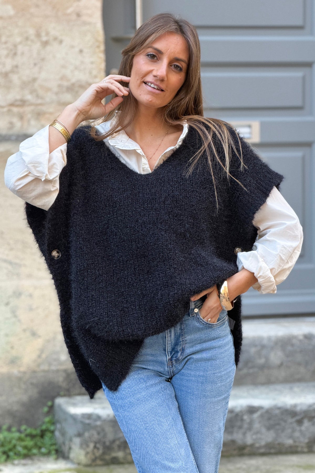 Pull poncho noir à boutons sur le coté col v maille mohair