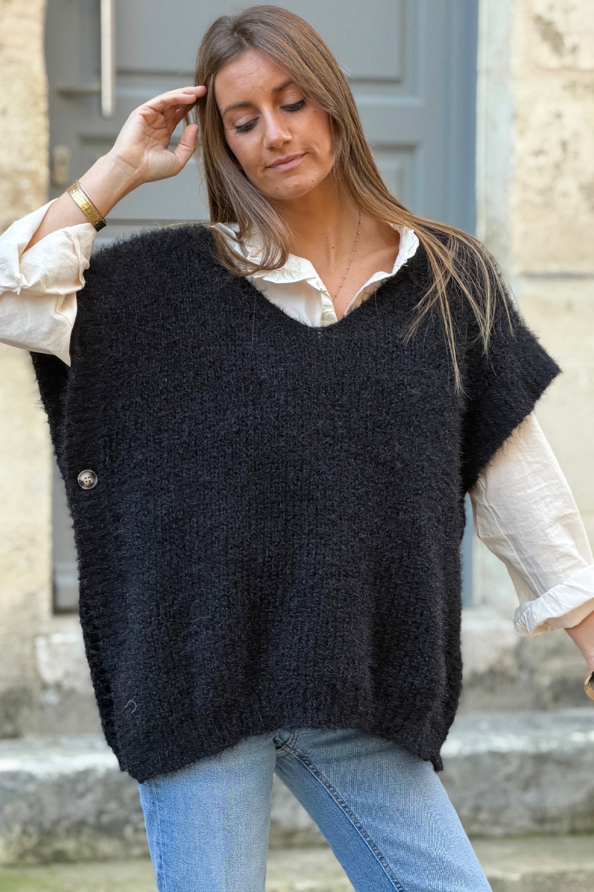 Pull poncho noir à boutons sur le coté col v maille mohair