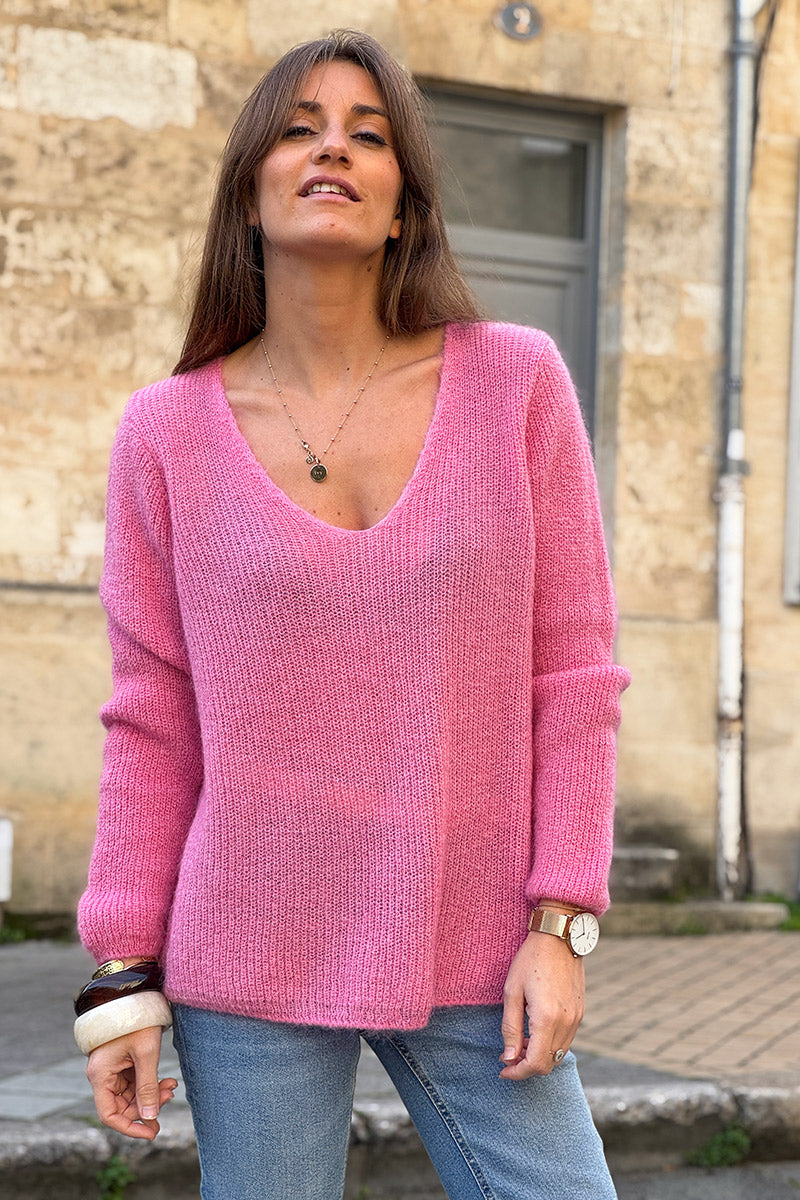 Pull rose coupe ajustée en petite maille col V