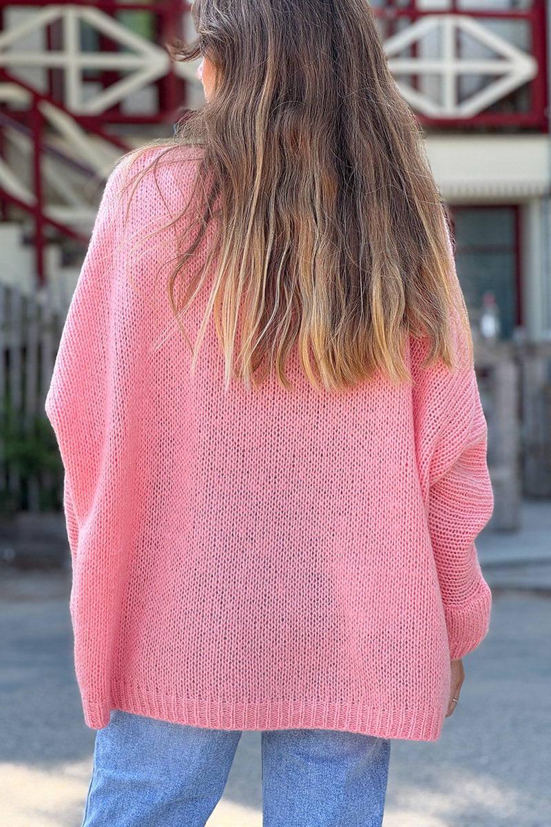 Pull rose saumon en maille col v manches chauve souris