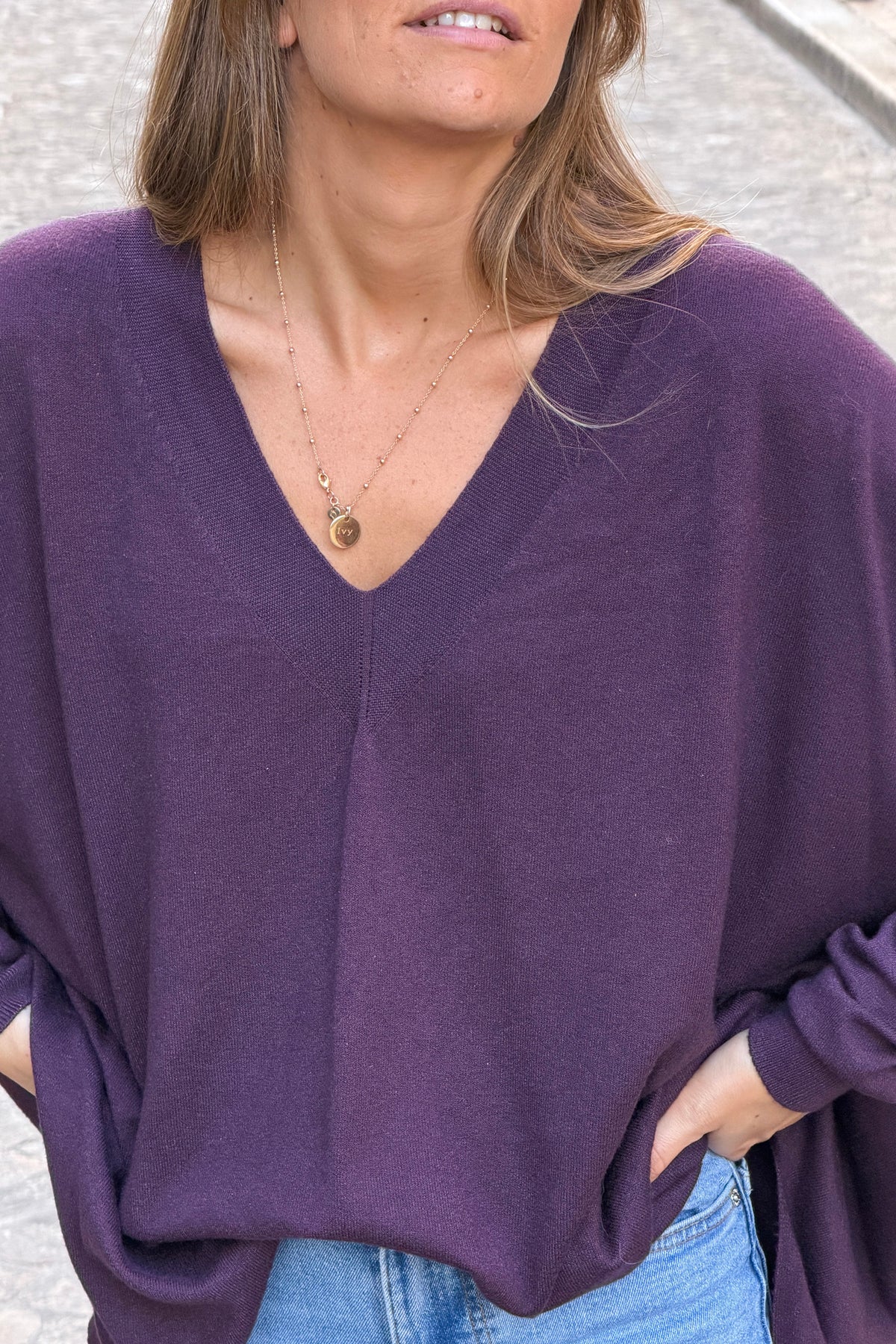 Pull sans coutures large et doux aubergine col v côtelé