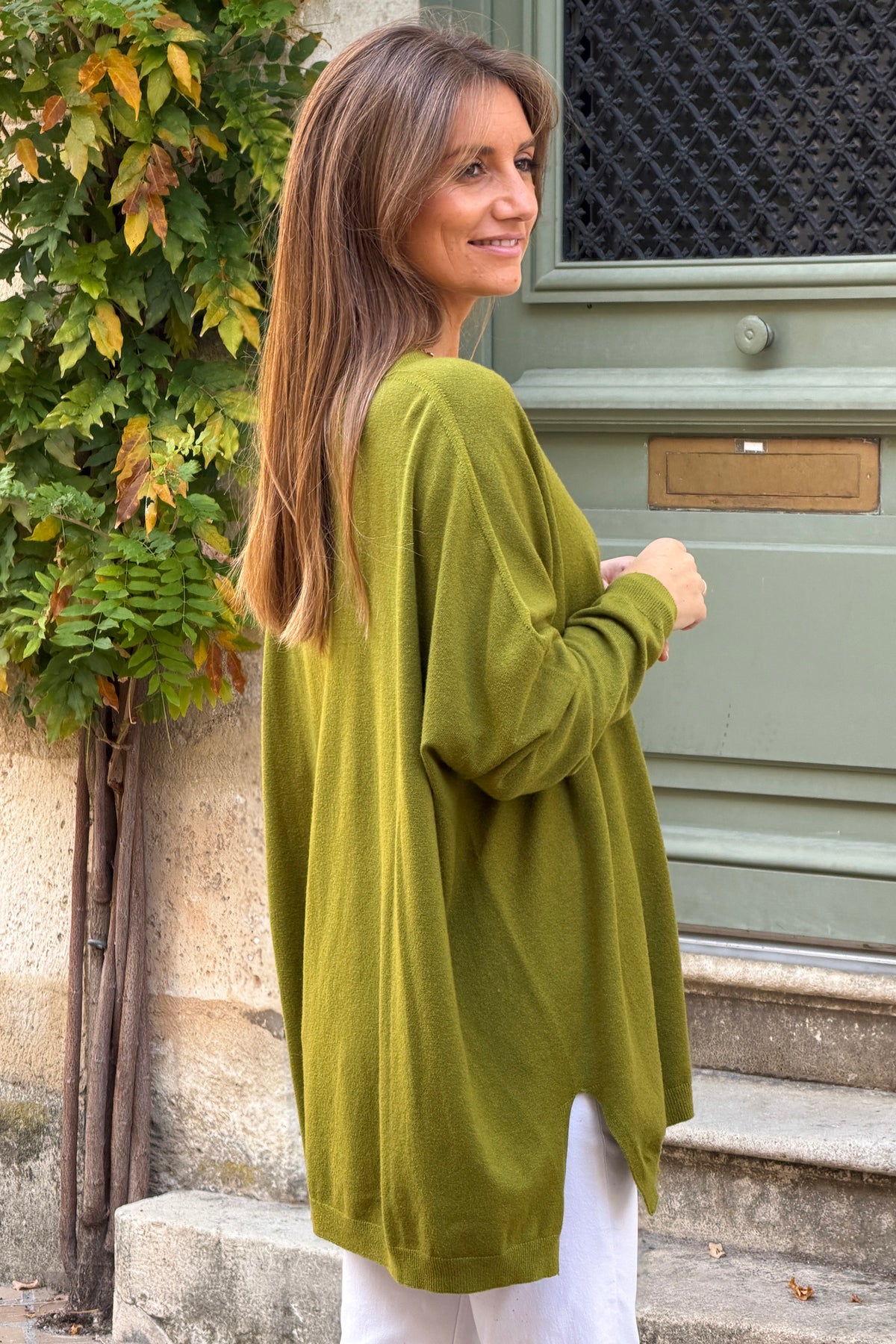 Pull sans coutures large et doux vert olive col v côtelé