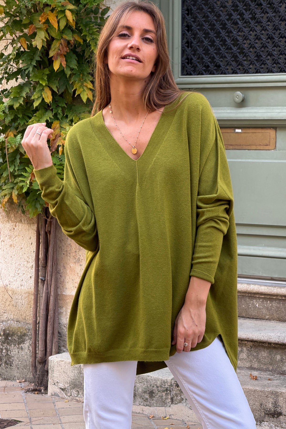 Pull sans coutures large et doux vert olive col v côtelé