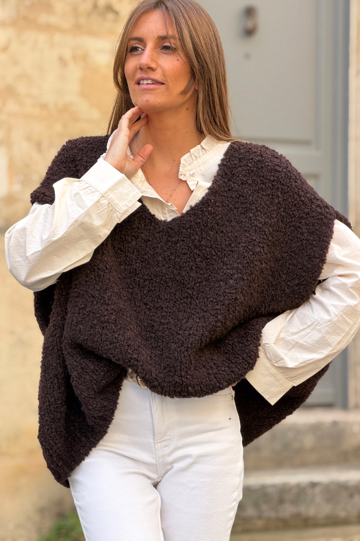 Pull sans manches large marron foncé en bouclettes col v